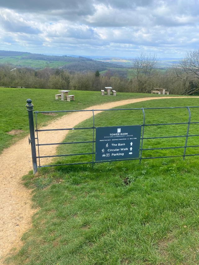 Broadway-Tower-Circular-Walk-Sign